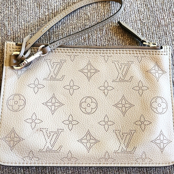 Louis Vuitton Tan Clutch with Embossed Pattern and Wrist Strap✨️ - Picture 1 of 11